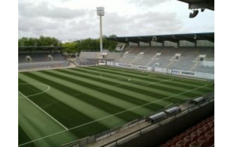 Des tribunes et une pelouse synthétique pour 2012